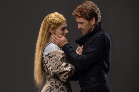 Mit Mut und innerer Stärke kämpfen Sascha Kurth (r) und Pamina Lenn, die beiden Hauptdarsteller des neuen Musicals "Der Schimmel