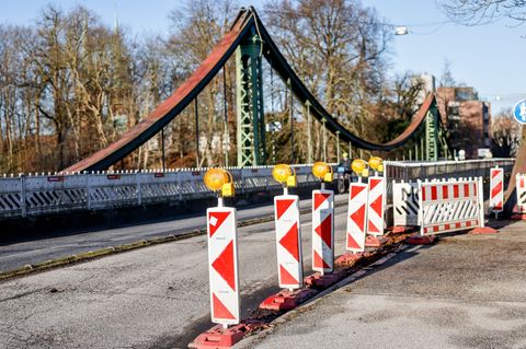 Verkehrsteilnehmer müssen sich auf erhebliche Einschränkungen einstellen. (Archivfoto) Foto: Axel Heimken/dpa
