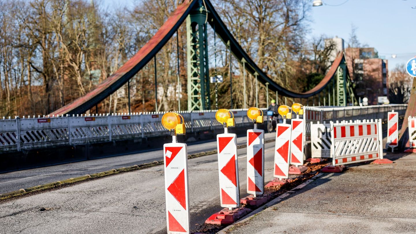 Verkehrsteilnehmer müssen sich auf erhebliche Einschränkungen einstellen. (Archivfoto) Foto: Axel Heimken/dpa