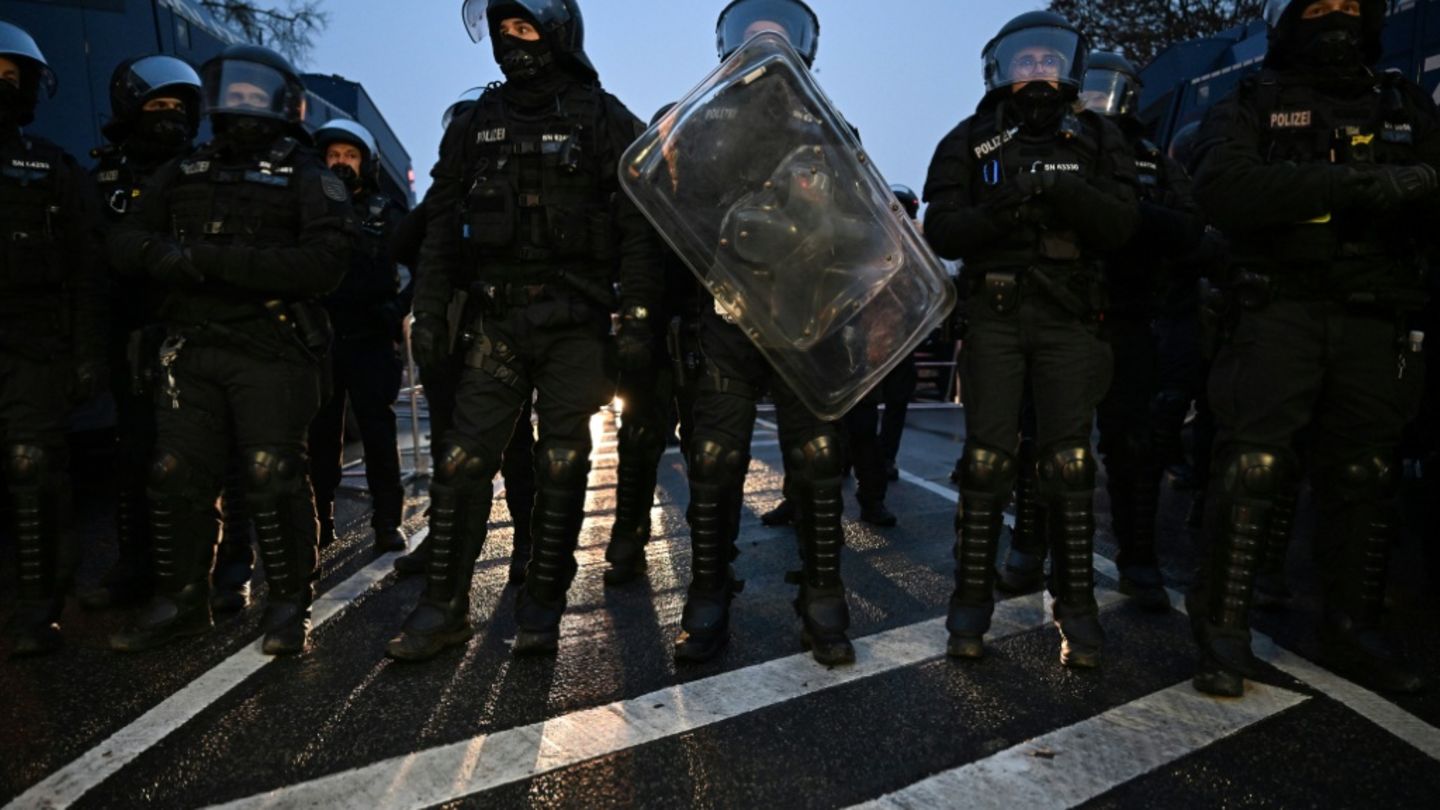 Polizisten bei Demonstration