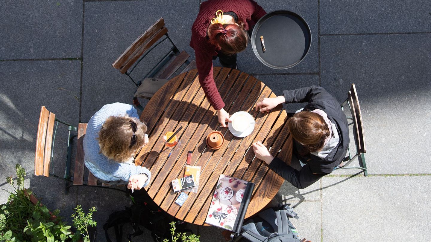 Im Gastgewerbe gibt es die meisten Jobs mit Niedriglohn. (Archivbild) Foto: Sebastian Kahnert/dpa-Zentralbild/dpa