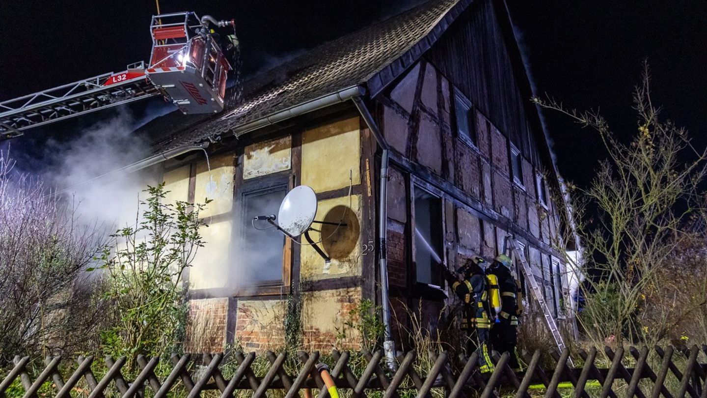 Das Feuer brach im Erdgeschoss aus. Foto: Michael Horst/Feuerwehr Porta/dpa