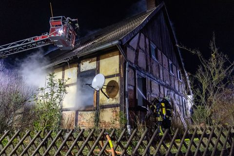 Das Feuer brach im Erdgeschoss aus. Foto: Michael Horst/Feuerwehr Porta/dpa