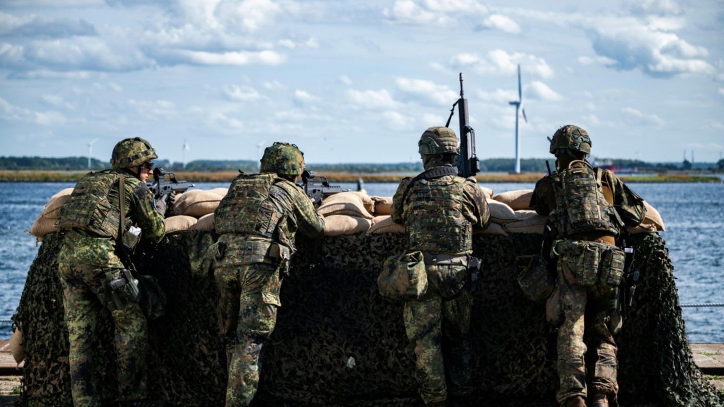 Soldaten bei Übung in Warnemünde