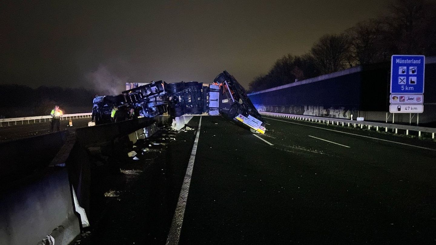Ein Kran soll den Lkw wieder aufrichten. Foto: Polizei Münster/dpa