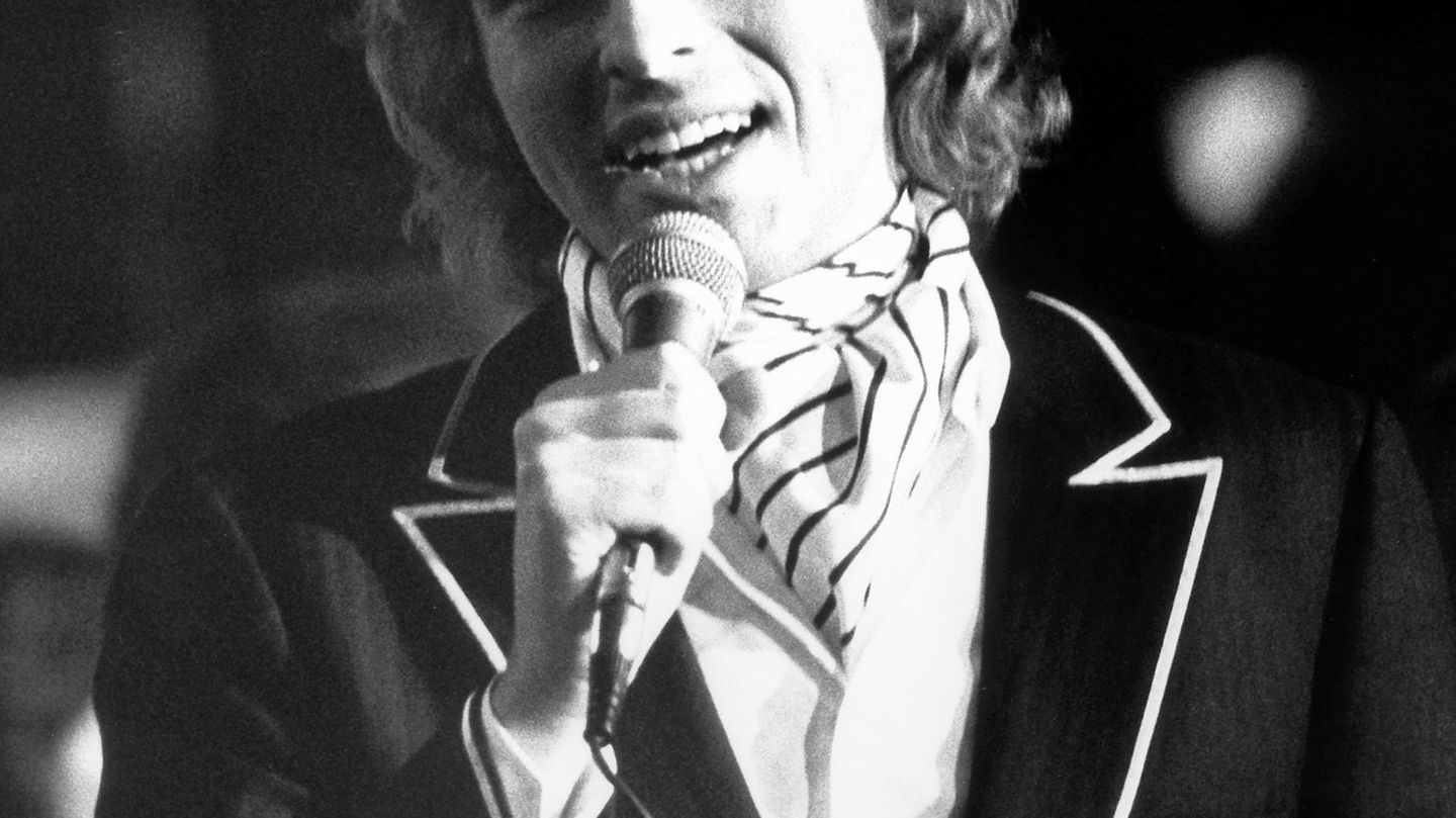 Gottschalk im Jahr 1979 bei der Moderation von "Pop nach acht". Foto: Istvan Bajzat/dpa