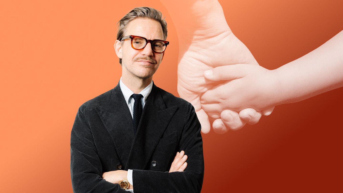 Sebastian Tigges verschränkt die Arme und schaut in die Kamera