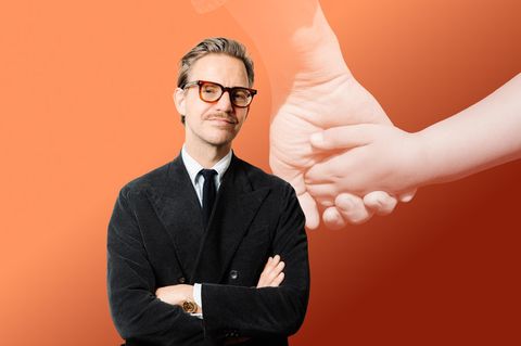 Sebastian Tigges verschränkt die Arme und schaut in die Kamera