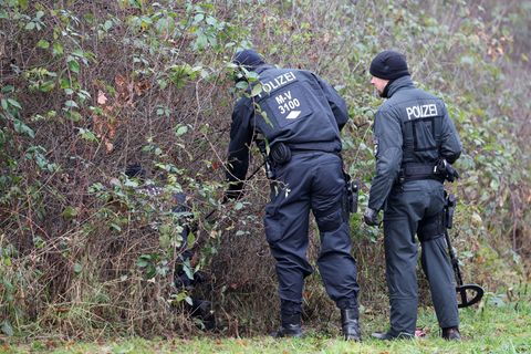 Nach Auskunft von Staatsanwaltschaft und Polizeipräsidium Rostock waren rund 20 Beamte im Einsatz. Foto: Bernd Wüstneck/dpa
