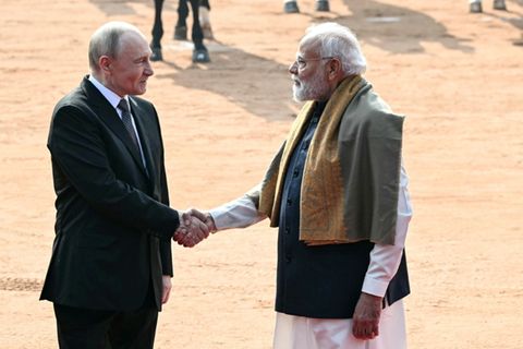 Putin (l.) und Modi in Neu Delhi
