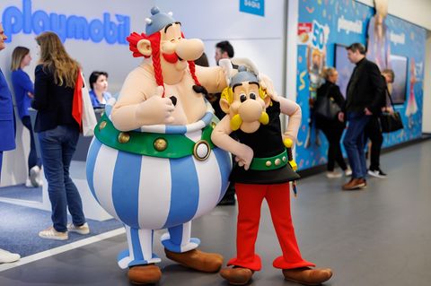 Der französische Verlag hinter den Asterix-Comics verklagt eine polnische Rüstungsfirma. Diese will Waffen und Munition unter der Marke Obelix verkaufen, also dem Namen des für seine handfeste Schlagfertigkeit berühmten Asterix-Kumpels. Der Verlag hat die Marke Obelix für Bücher, Spiele oder Kleidungsstücke schützen lassen und fürchtet Rufschädigung. Das Europäische Markenamt hingegen erlaubte die Obelix-Waffen, da die Produkte nicht ähnlich genug seien. Nun wird der Fall vor dem EuGH verhandelt