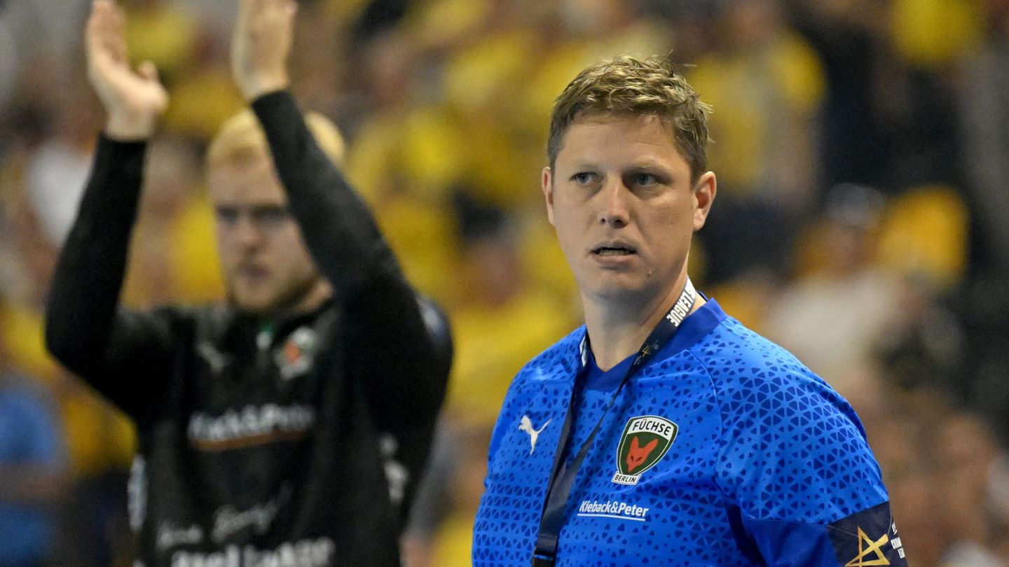 Füchse-Trainer Nicolej Krickau gehen langsam die Rückraumspieler aus Foto: Piotr Polak/PAP/dpa