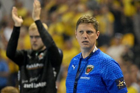 Füchse-Trainer Nicolej Krickau gehen langsam die Rückraumspieler aus Foto: Piotr Polak/PAP/dpa