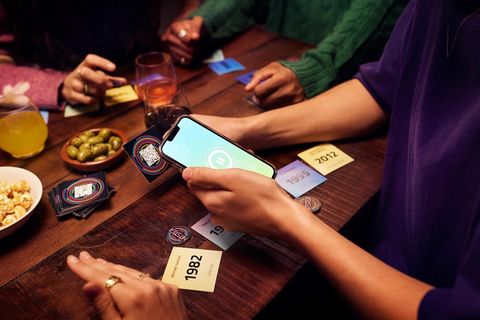 Deal des Tages: Eine Freundesgruppe spielt Hitster