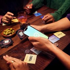 Deal des Tages: Eine Freundesgruppe spielt Hitster