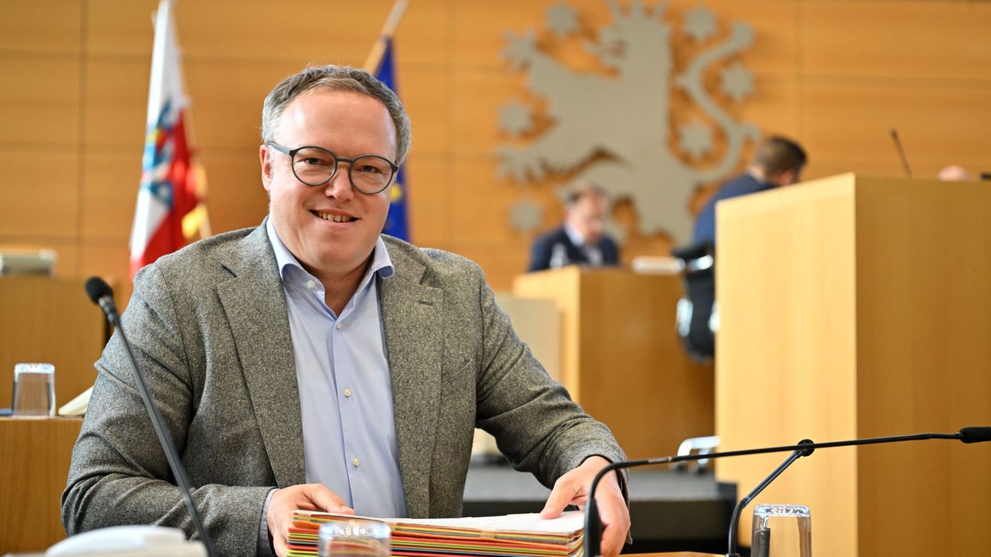 Thüringens Ministerpräsident Mario Voigt (CDU) ist froh über weniger Unterrichtsausfall im Freistaat. (Archivbild) Foto: Martin