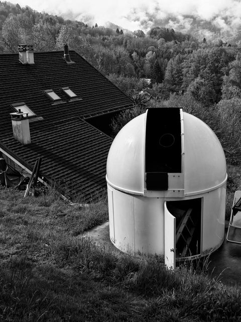 Ein Observatorium im Garten vor einem Privathaus in Frankreich mit Blick auf den Wald