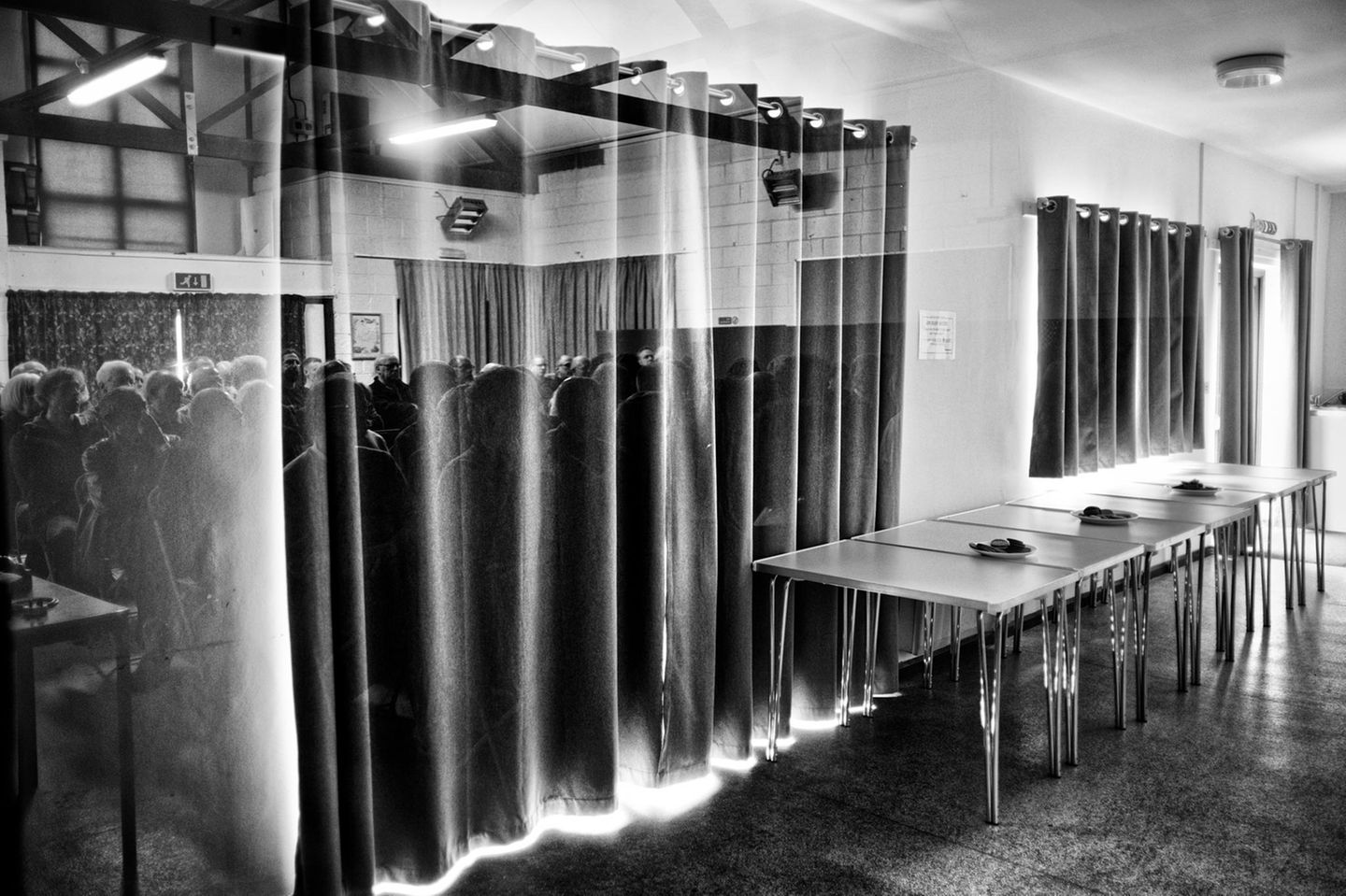 Die britische astronomische Vereinigung sitzt hinter einem Vorhang