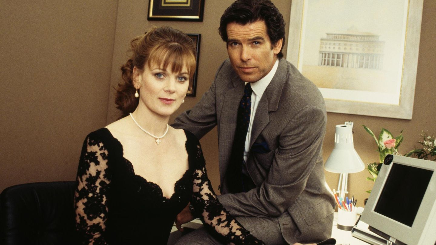 Die Assistentin von James Bond (hier verkörpert von Samantha Bond, neben "007" Pierce Brosnan) ist die berühmteste Sekretärin der Leinwandgeschichte. Das nutzt eine Firma aus Norddeutschland und bietet unter der Bezeichnung Moneypenny und My Moneypenny Sekretariatsdienstleistungen an. Das ist erlaubt, entschied Anfang Dezember der BGH (Az. I ZR 219/24) und wies eine Klage von Amazon ab, das aktuell die Filmrechte hält. Zur Begründung erklärten die Richter, es fehle "sowohl an einer bestimmten optischen Ausgestaltung als auch an besonderen Charaktereigenschaften, die der fiktiven Figur der 'Miss Moneypenny' in den 'James Bond'-Filmen einen hinreichend individualisierten Charakter mit einer unverwechselbaren Persönlichkeit verleihen würden"