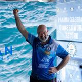 Mann mit ausgestreckter Faust