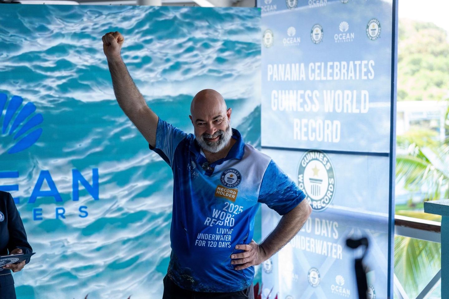 Mann mit ausgestreckter Faust