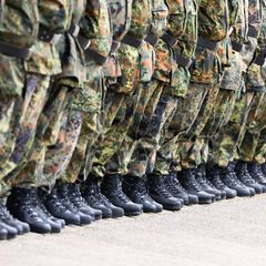 Soldaten stehen beim feierlichen Appell zur Übergabe des Landeskommandos