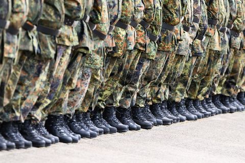 Soldaten stehen beim feierlichen Appell zur Übergabe des Landeskommandos
