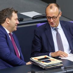 Na, wie habe ich das gemacht? Kanzler Friedrich Merz (r.) mit Finanzminister Lars Klingbeil am Freitag im Bundestag