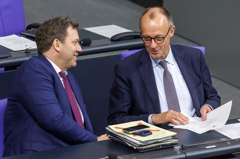 Na, wie habe ich das gemacht? Kanzler Friedrich Merz (r.) mit Finanzminister Lars Klingbeil am Freitag im Bundestag