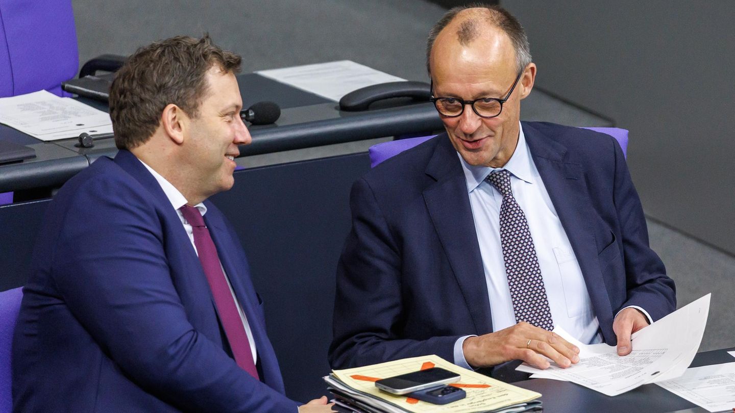 Na, wie habe ich das gemacht? Kanzler Friedrich Merz (r.) mit Finanzminister Lars Klingbeil am Freitag im Bundestag