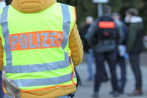 Polizeibeamte bei Einsatz
