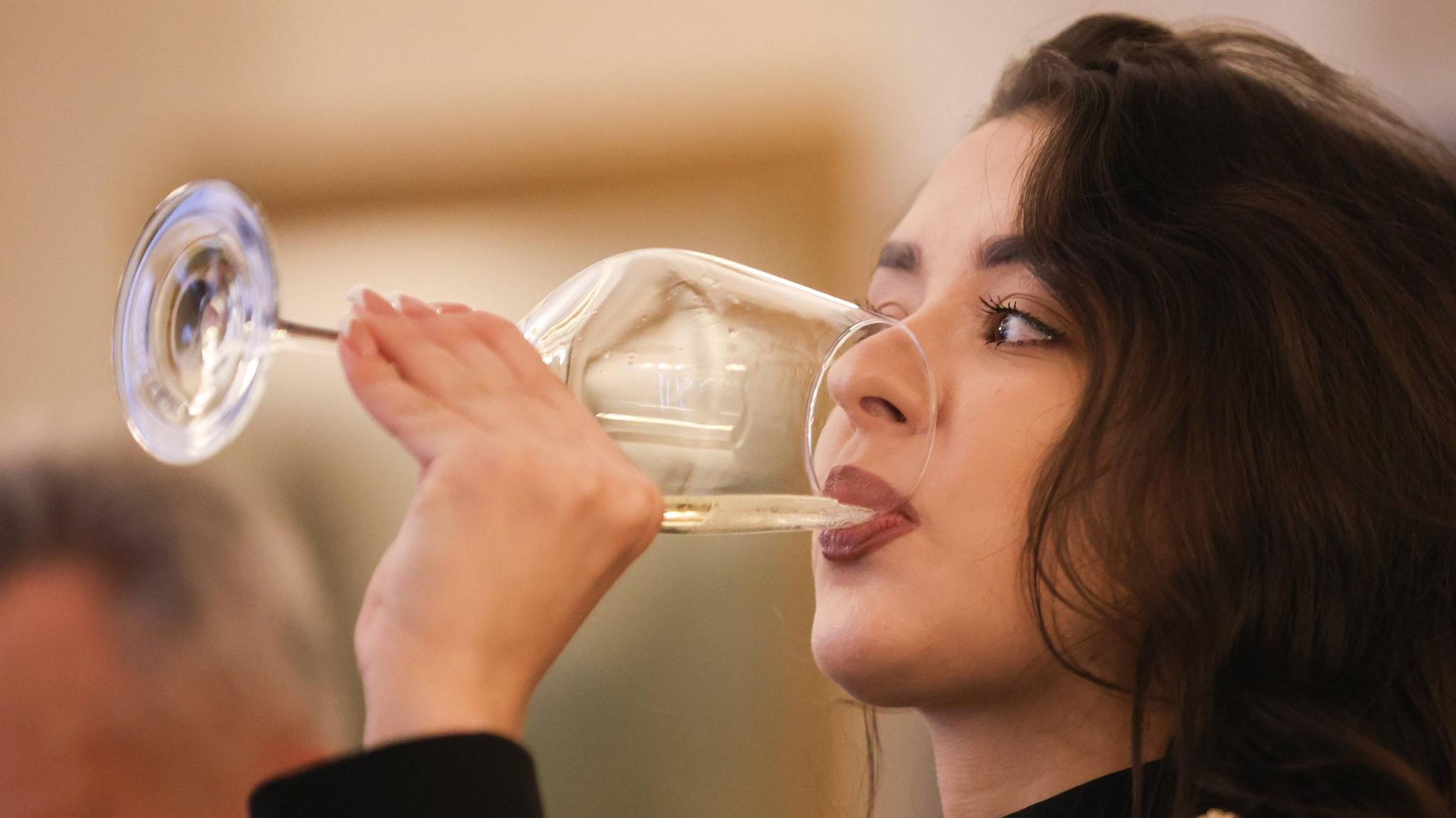 Eine Frau trinkt Wein