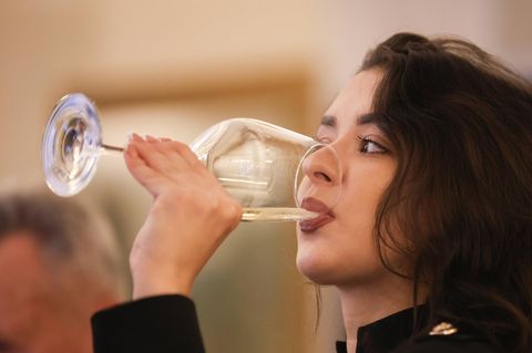 Eine Frau trinkt Wein