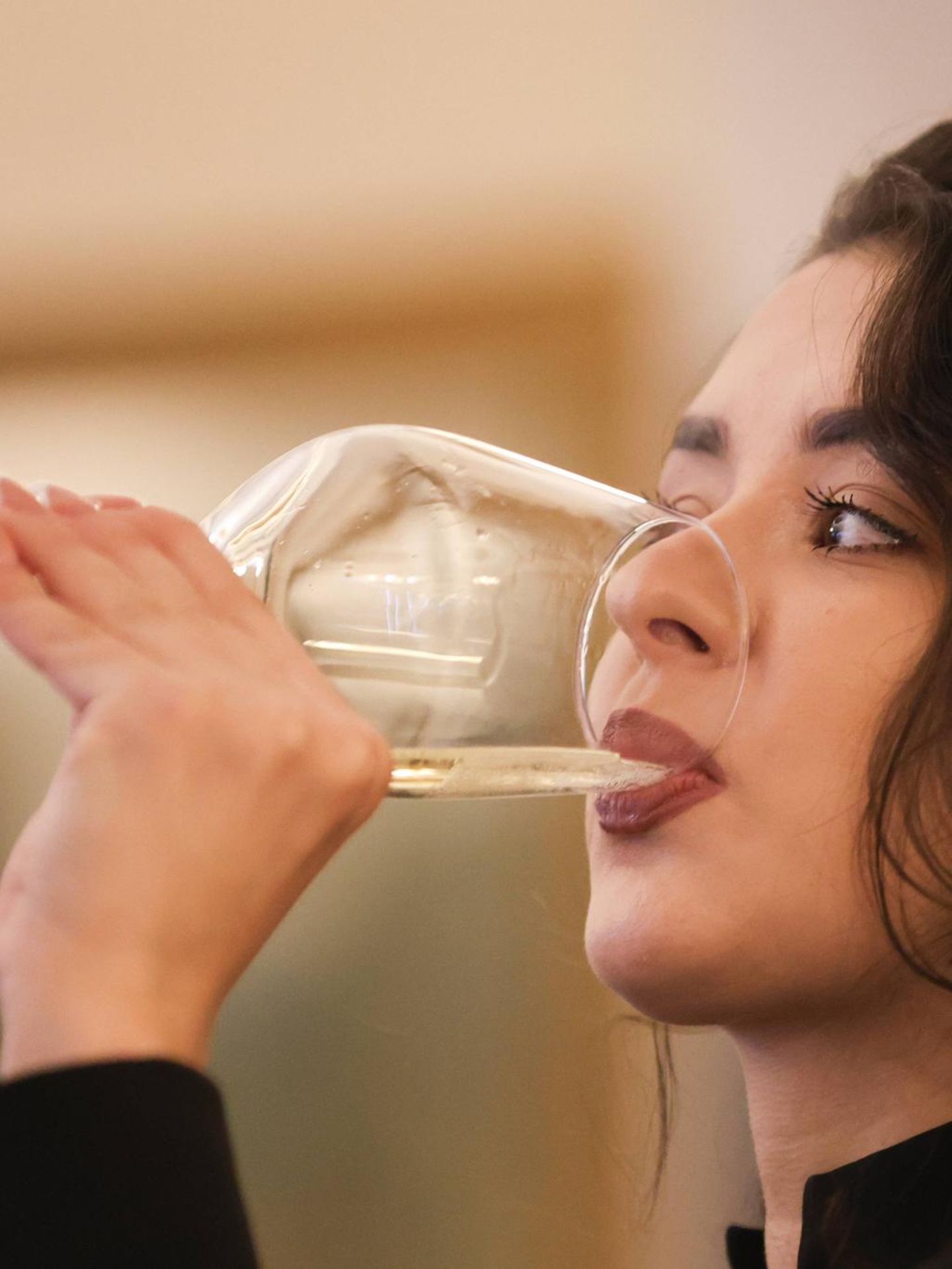 Eine Frau trinkt Wein