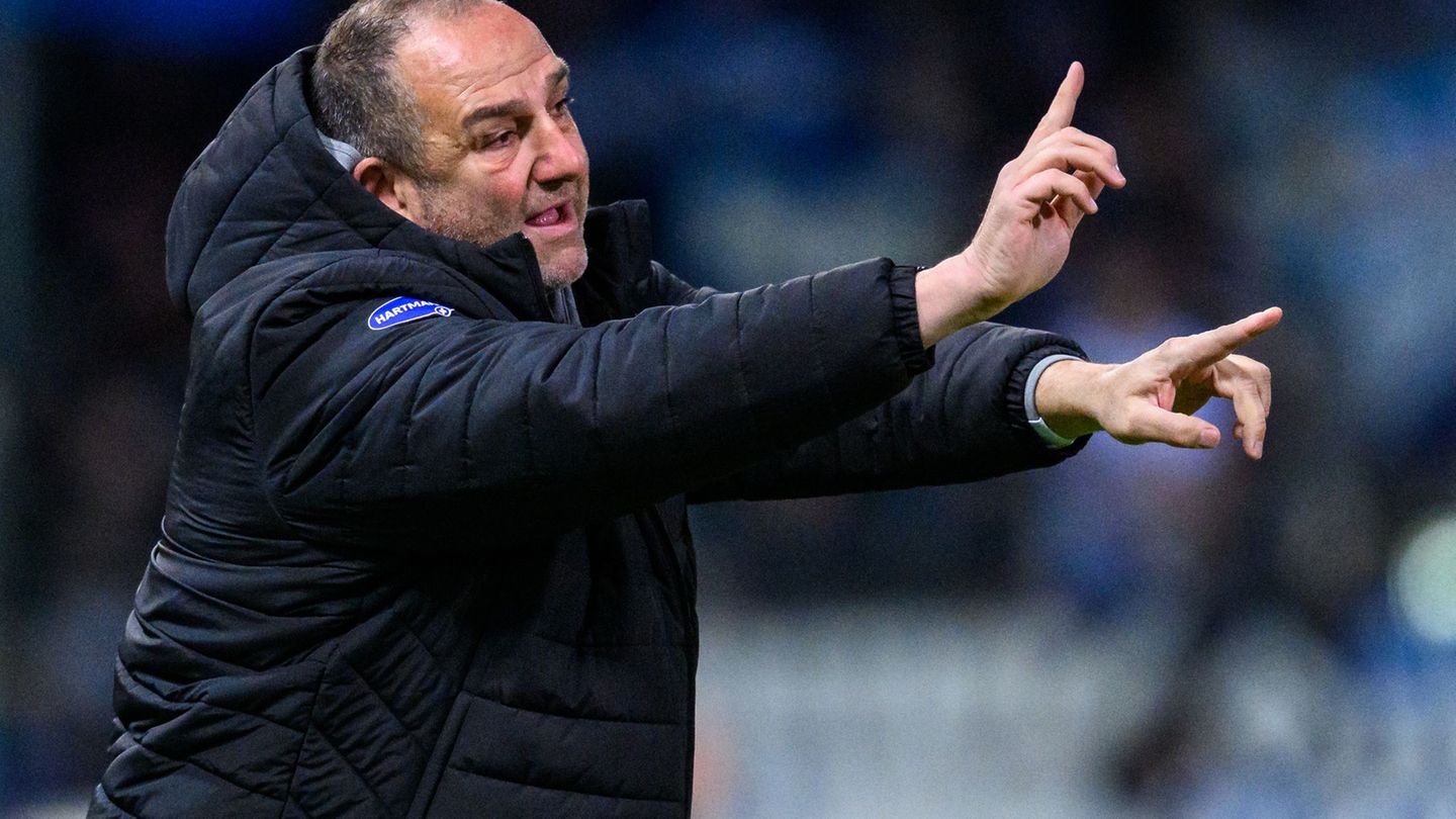 Frank Schmidt will nun seine Mannschaft zum Sieg gegen Freiburg peitschen. (Archivbild). Foto: Tom Weller/dpa