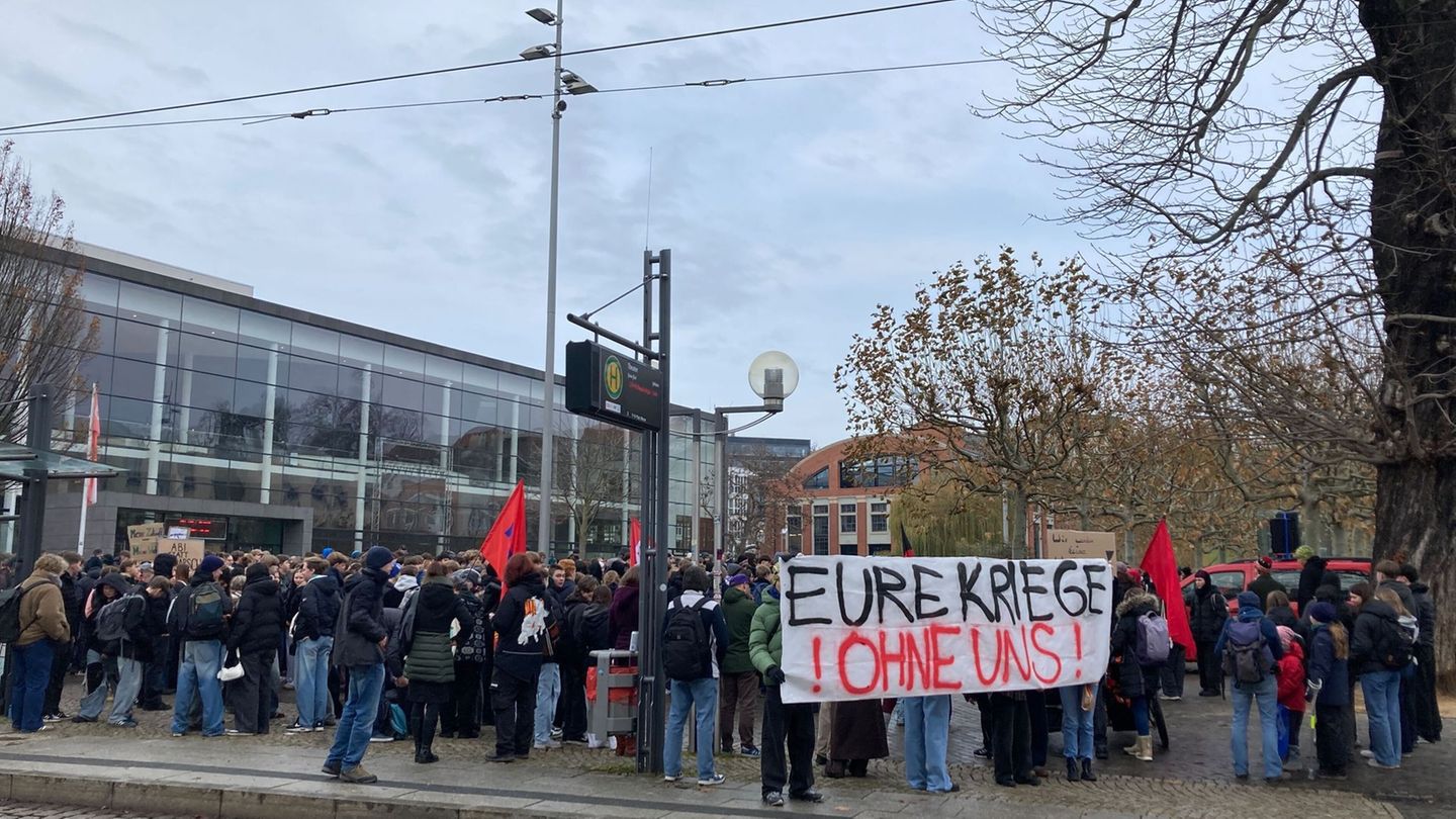 Mehrere Hundert Menschen kamen für die Demo in Erfurt zunächst auf dem Theaterplatz zusammen und zogen dann durch die Stadt. Fot