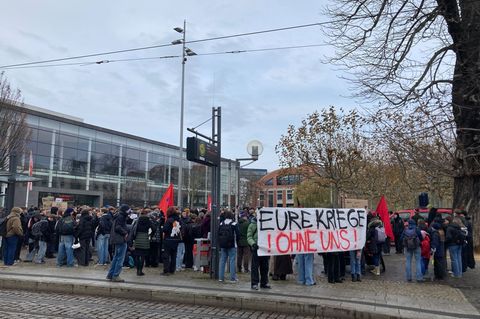 Mehrere Hundert Menschen kamen für die Demo in Erfurt zunächst auf dem Theaterplatz zusammen und zogen dann durch die Stadt. Fot