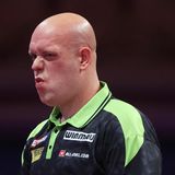 Michael van Gerwen in grün-schwarzem Oberteil