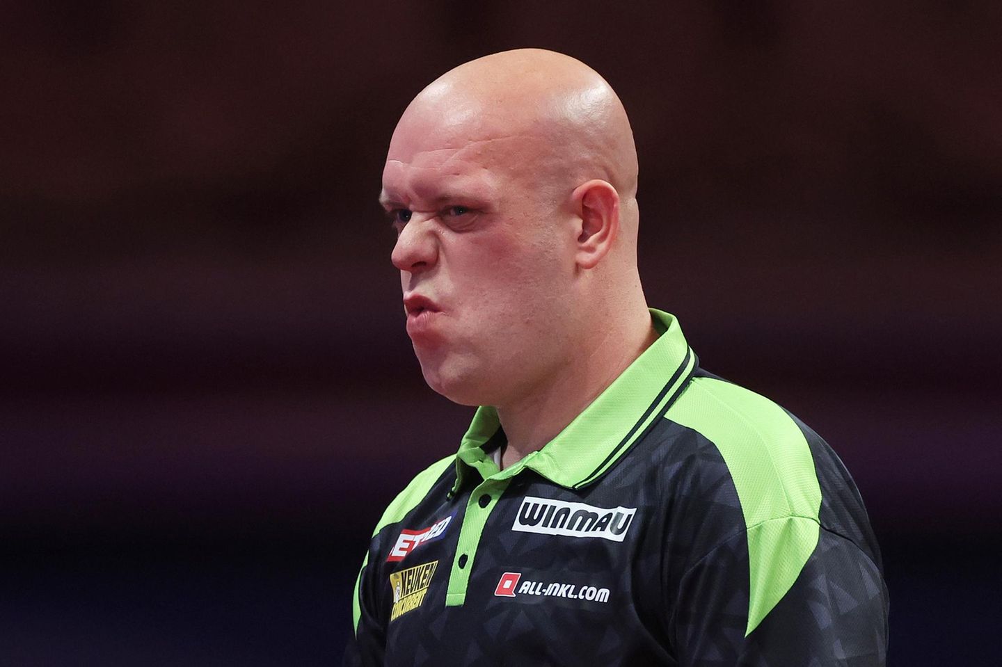 Michael van Gerwen in grün-schwarzem Oberteil