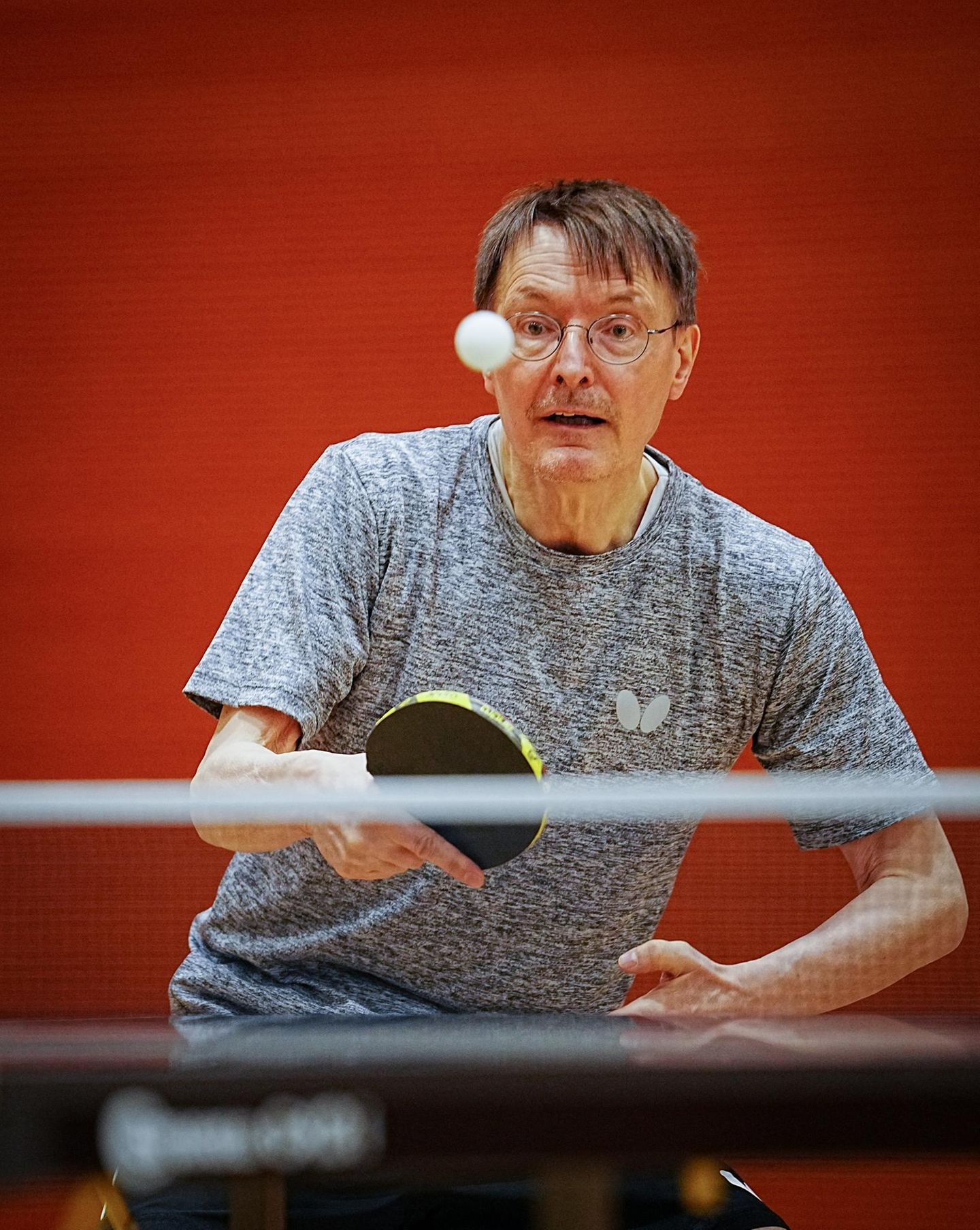Karl Lauterbach spielt Tischtennis