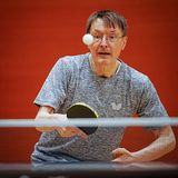 Karl Lauterbach spielt Tischtennis