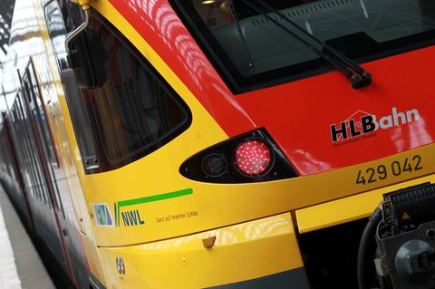 Die Menschen in der Bahn blieben unverletzt. (Archivbild) Foto: Roland Holschneider/dpa