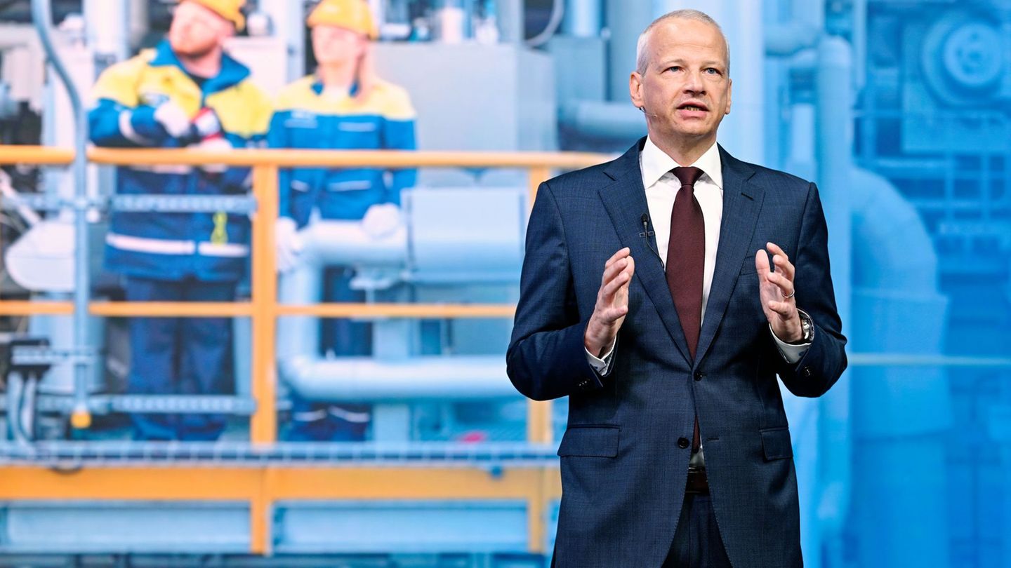 BASF-Chef Markus Kamieth glaubt nicht, dass die deutsche Industrie verschwindet (Archivbild) Foto: Uwe Anspach/dpa