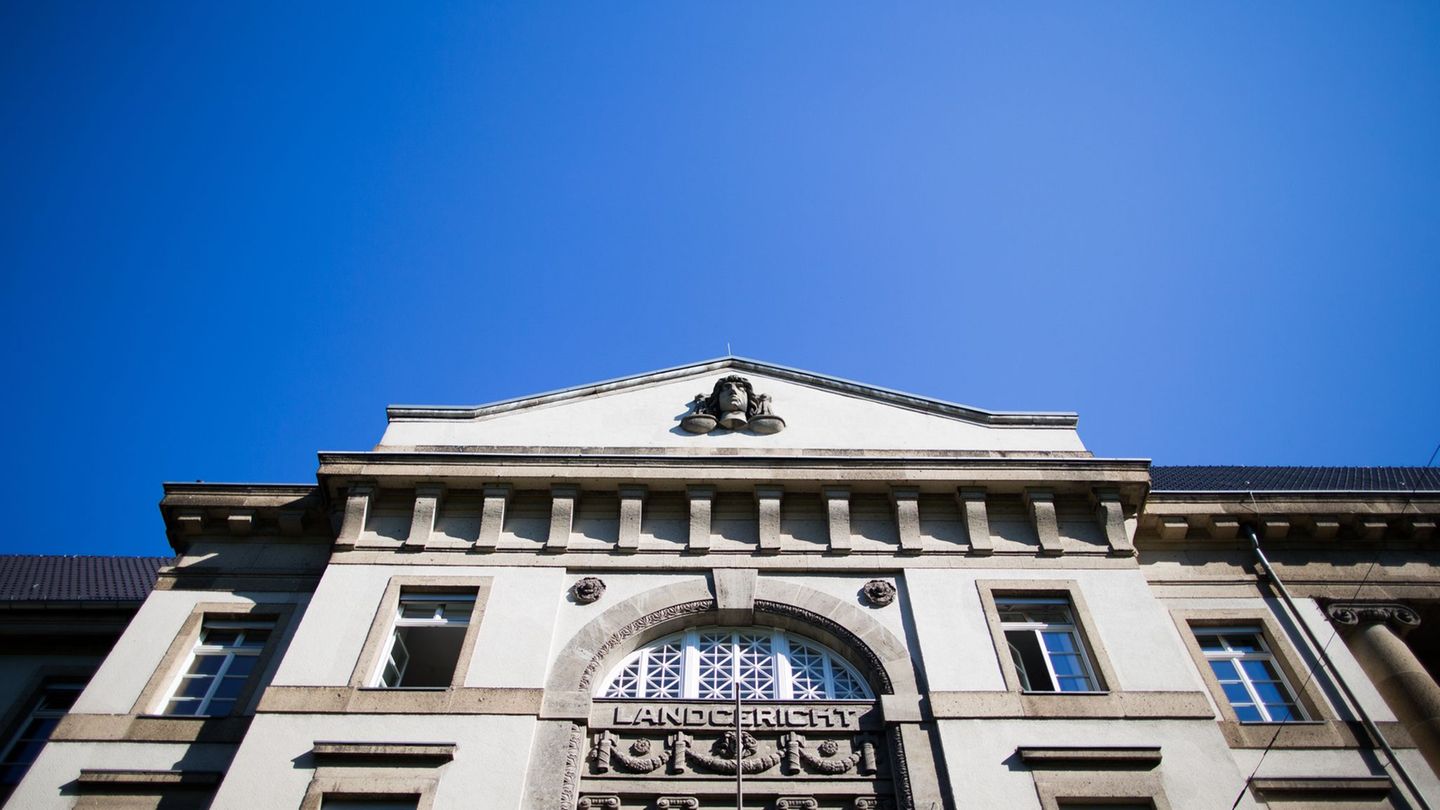 Der Verletzte konnte sich aus dem Park bis vor das Gerichtsgebäude schleppen. (Archivbild) Foto: Rolf Vennenbernd/dpa