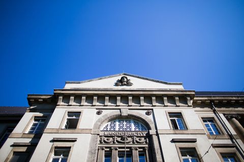 Der Verletzte konnte sich aus dem Park bis vor das Gerichtsgebäude schleppen. (Archivbild) Foto: Rolf Vennenbernd/dpa