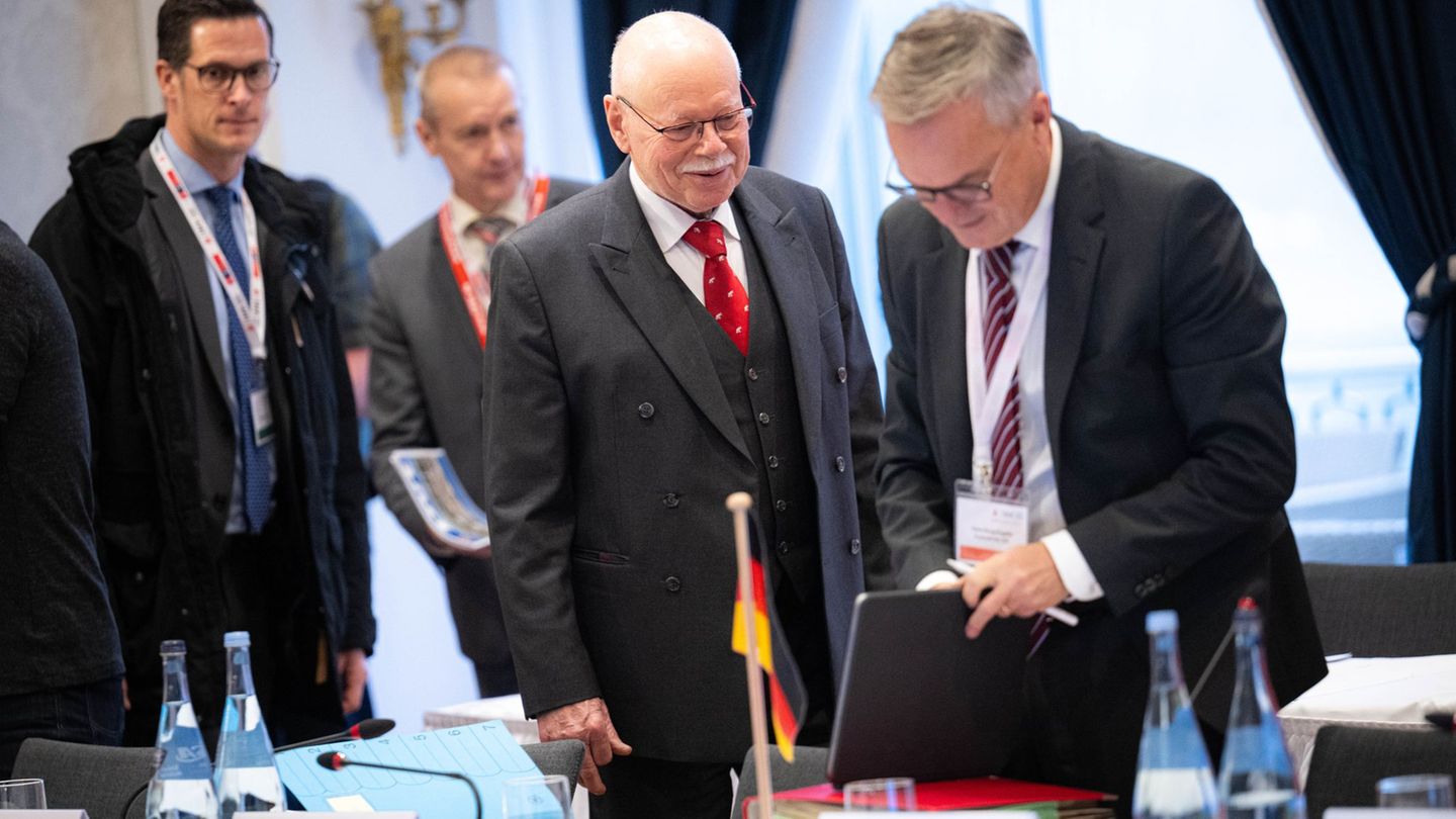 Gewalt im Fußball war eines der Themen der Innenministerkonferenz in Bremen. Foto: Sina Schuldt/dpa