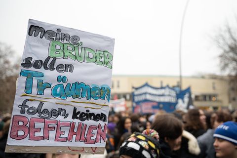 In vielen Städten Deutschlands wurde gegen das neue Wehrdienstgesetz demonstriert. Foto: Markus Lenhardt/dpa