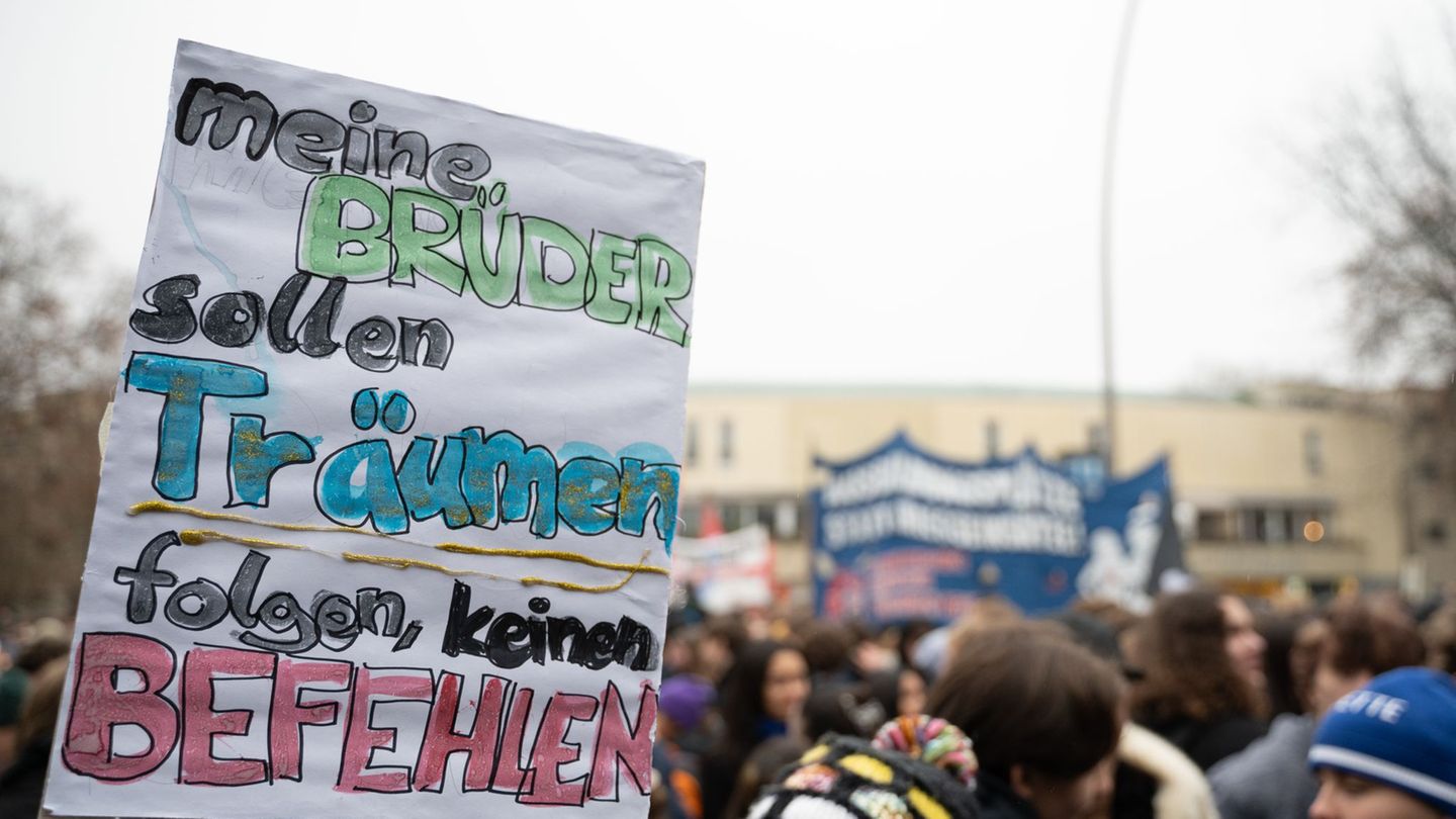 In vielen Städten Deutschlands wurde gegen das neue Wehrdienstgesetz demonstriert. Foto: Markus Lenhardt/dpa