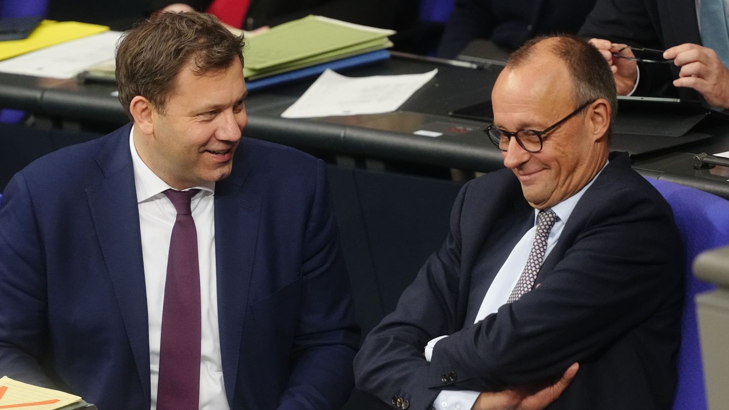 Kanzler und Vizekanzler dürften zufrieden sein mit dem Ergebnis. Foto: Kay Nietfeld/dpa