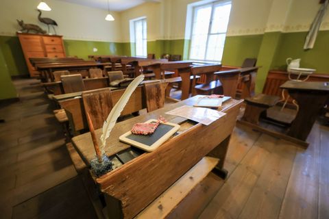 Mit zahlreichen Objekten zeigt die Sammlung, wie sich Schule und Lernen im Laufe der Zeit verändert haben. Foto: Jan Woitas/dpa